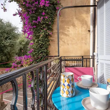 Le Coeur Du Suquet Avec Petit Balcon Et Belle Vue * Cannes