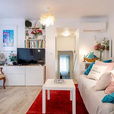 Le Coeur Du Suquet Avec Petit Balcon Et Belle Vue Cannes